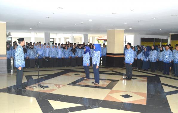Sekda Pemprov Kep Babel,DR.Yan Megawandi selaku Pembina Upacara