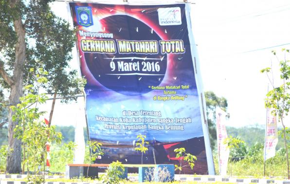 Baliho yang Berada disisi Tepi Jalan Lokasi Acara