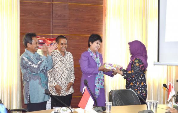 Penyerahan Tanda Kenangan 