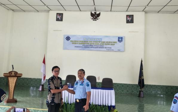 salam komando antara Kalapas Tuatunu dengan kepala BLKI Babel salam komando antara Kalapas Tuatunu dengan kepala BLKI Babel