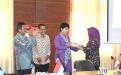 Penyerahan Tanda Kenangan 